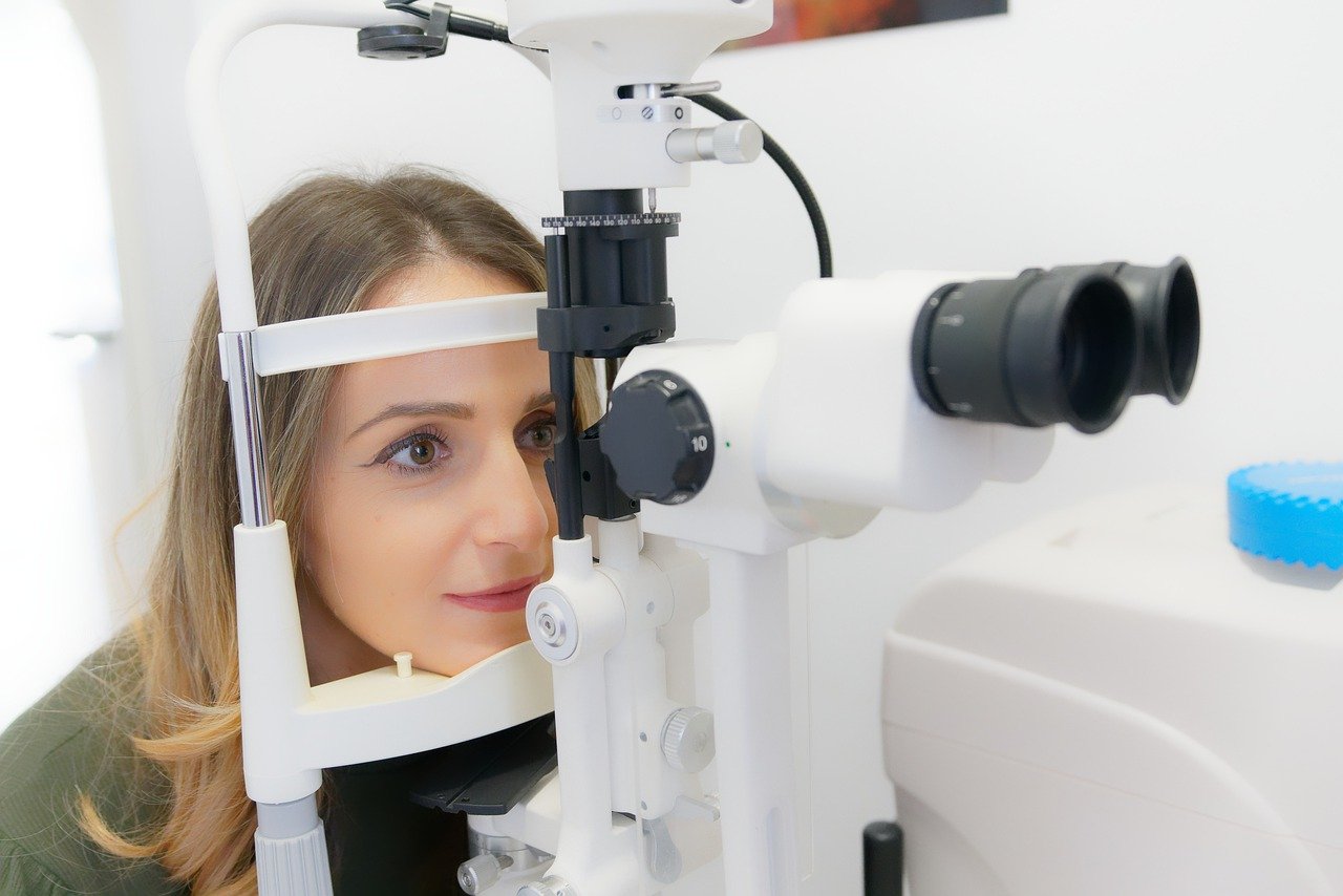Kobieta poddająca się badaniom okulistycznym w kierunku akomodacji